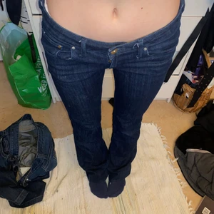 Lågmidjade jeans - Lågmidjade bootcut jeans i mörkblå färg!! Så snygga men använder ej! Lite slitna vid benslut, kan skicka bild vid intresse💅💅