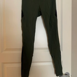 Träningstights ICANIWILL - Gröna och svarta träningsbyxor från ICANIWILL i storlek S. Trycket har spruckit men ingenting som ”saknas”. Finns så man kan knyta i midjan. Finns i Mölndal/Göteborg eller skickas med Postnord, köparen står för frakten.