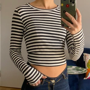 Randig tröja - Randig tröja i stretchigt tyg. Har slits längst ner (bild 3). 