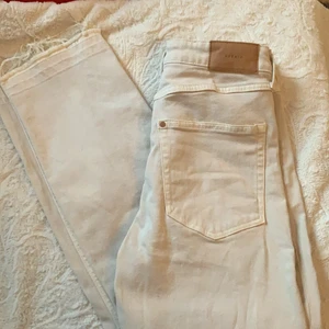 Beige jeans - Beige jeans från hm. Storlek 36, väldigt stretchiga. Frakt tillkommer💕