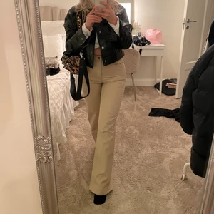 Beiga jeans från bikbok - Jättesköna, långmidjade jeans från bikbok. Har aldrig kommit till användning o e därför helt nya! Köpte dem för 499kr