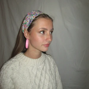 Hårband ”MATHILDA” - Egensytt hårband av tyg köpt second hand💕 Hårbandet har resår i bakre delen för att passa de flesta huvudstorlekar🥰 Följ oss på instagram för att få uppdateringar om nästa dropp! @KeepItUp.UF 💕💕 