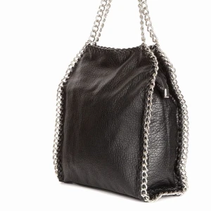 Tiamo väska - storlek L - Väska från Tiamo i den stora storleken (L), i gott skick. Rymlig och bra med fack i den. Stängs med dragkedja!