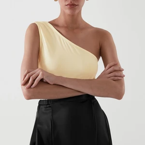 Ena axeltopp - Säljer en oanvänd topp från COS Jag vill sälja den eftersom returperioden är över, det var en present. Ursprungligt pris 390, säljer den för 300.