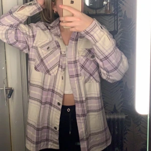 Gina Tricot Stl S - En så så fin lila rutig ”kappa” med fickor. Tycker den är så cool och går att ha både inne och ute!! Stl S. Köparen står för frakten.💜