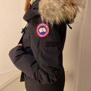 Canada Goose  - canada goose montebello säljes. storlek M men passar både S och M. Har själv strl S och den passar, storleken kan även justeras vid midjan. använd 2 vintrar. finns en liten sprättning vid ena armen. Skriv privat för fler bilder och den är äkta naturligtvis :) 