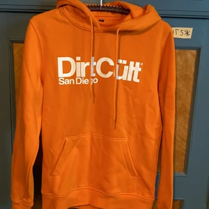 Dirtcult hoodie  - Sparsamt använd så den är i fint skick. Det är killstorlek på hoodien.  Köpare betalar frakt 