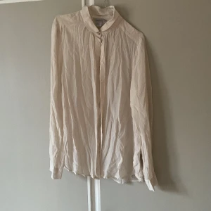 Silkesblus - Flyttrensning- Massvis med kläder till billiga priser!!   Från 20 kr -   jag samfrakrar så kolla gärna mina andra annonser!   Kan skicka med frimärken eller spårbart, Frakt priset baseras på paketets vikt! Jag ansvarar inte för postens hantering av paket.   Kontakta mig vid frågor :) 