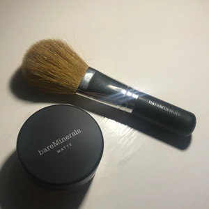 BareMinerals foundation och borste - Aldrig använd borste och BareMinerals matte foundation i färgen ”golden tan W30”. Tvätta borsten innan användning då den har legat i en låda. Obs, foundationen är öppnad men ej använd. Frakt 24 kr💖