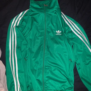 Adidas Tjocktröja - Jättefin grön adidaströja! Asbra skick:) Pris går att diskutera om det inte finns många som vill köpa