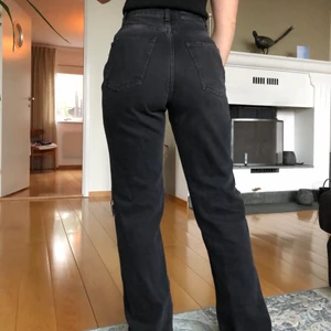 NAKD JEANS - Svarta slitna NAKD jeans. Storlek 34 