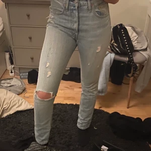 Ljusa Levis jeans  - Säljer dessa levis jeans som är lite för tajta för min smak, de sitter precis över naveln på mig men är inte riktigt ”highwaist” ändå, de är ganska använda men inga slitage utöver de som ingår på modellen, jag är vanligtvis en strl 36/38 i jeans