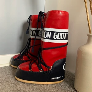 MOON BOOTS i lack  - Helt oanvända MOON BOOTS i rött lack. Orginalförpackning finns kvar. 