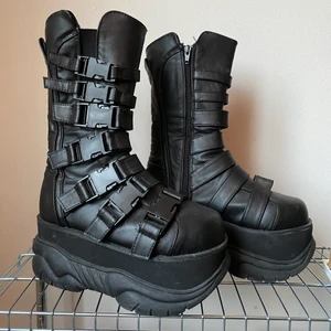 Demonia Platåskor / Platåkänga - Fetaste skon jag äger, kommer tyvärr inte till användning så vill därför hitta ett nytt hem åt mina Demonia Neptunue kängor!  Gjorda utav veganskt läder. Alla spännen fungerar som dom ska. Använda max 3 gånger, så gott som nyskick. Mycket bekväma att gå/springa/vara i, perfekt julklapp 🌟   Storlek 39/25 cm sula.  Säljs för 1200kr prutat och klart. Kan mötas upp i stockholm vid skanstull eller hagsätra, annars står köparen för frakt 99kr (spårbart) 