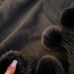 Poncho med päls bollar 🖤 - En jätte fin poncho från hollies med päls på köpte den för 450kr från hollies men har inte någon användning av den skriv till mig för med information 🖤