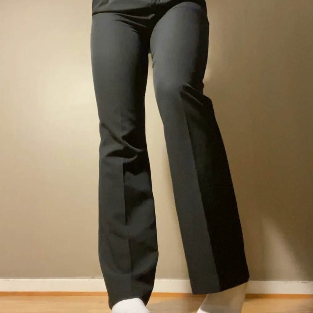 Svarta kostymbyxor från Bikbok, lite små på min som igentligen har 36! Fickor fram och fakefickor bak🌸🌸🌸. Jeans & Byxor.