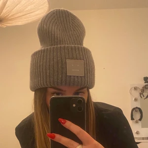 ACNE MÖSSA!!! - Säljer min ljusgråa/gråa Acne mössa då jag inte använder den längre. Använd en säsong (förra vintern) och inget mer en det, Väldigt bra skick! Kan mötas upp i uppsala eller frakta gratis! 