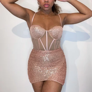 Mini Sequin Dress (S), 245 SEK - Säljer denna fantastiska dröm till klänning från Fashionnova! Av någon anledning så har den aldrig kommit till användning och jag känner mest att den dammar inne i garderoben. Köp denna vackra klänning och utklassa ALLA en galen utekväll 😍🥳 Klänningen är hyfsat stretchig och man knäpper med dold dragkedja baktill. Jag är 163 och har 74 i midjemått. ✨