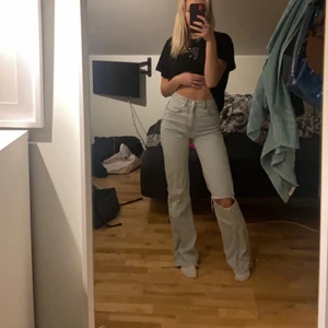Ljusa jeans med slitning på ena benet  - Såå himla fina, snygg passform och färg, väldigt sköna på, bra skick 