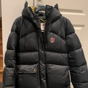 fjällräven jacka - säljer denna fjällräven jacka i XS för den inte sitter som jag vill att den ska! (tar imot bytten)♥️