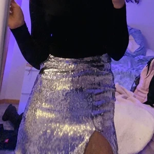 Glitterkjol silver, Linn Ahlborg  - Säljer denna superfina glitterkjol med paljetter från Linn Ahlborgs kollektion på NA-KD, som jag tror inte säljs på hemsidan längre! Har tyvärr växt ur denna kjol. (Detta är gamla bilder från när den passade mig). Det är storlek 34 med en dragkedja på baksidan och slits vid högra låret. Perfekt till fest!❤️