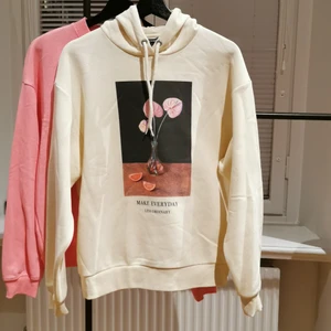 Monki tröja med tryck - Mysigt vanilla-färgad fleece med tryck på framsidan