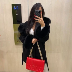 Kappa med äkta päls, helt ny  - En riktigt fin kappa med päls (äkta) runt handleden samt på luvan. Den är oversized i modellen. Storlek M. Passar även L. Den är helt ny, och oanvänd💫   Kan mötas upp i Helsingborg samt Umeå, eventuellt posta men då står köparen för frakten! 🌟 