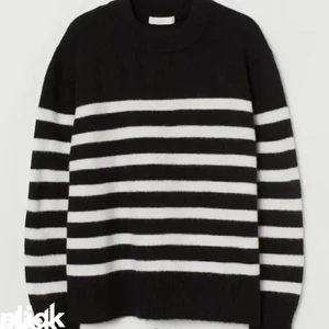 Randig tröja hm - Säljer denna randiga trendiga tröja ifrån hm då jag inte får användning av den längre❣️