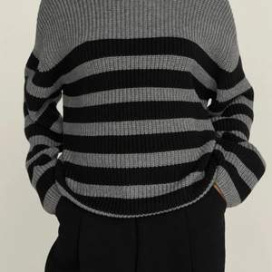 Aubry sweater från Stylein är i en mjuk och härlig blandning av ull och bomull. Lös passform och hellånga ärmar. Halsringningen är rund. Randigt är tidlöst plagg och vårens måste! Nypris 2499 kr höst 2021