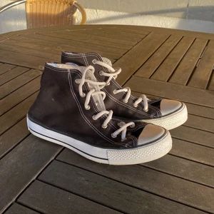 Ett par snygga svarta converse💕❤️ - Ett par svarta Converse i storlek 38, passformen på skorna skulle jag säga är i storlek 36, så har du 38 så kommer du nog ej få på dig skorna.💕❤️