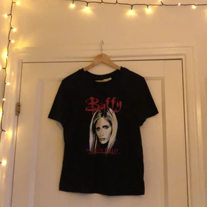 Buffy T-shirt - Svart t-shirt med ”Buffy” motiv! Helt i nyskick:) frakten är inräknad i priset <3
