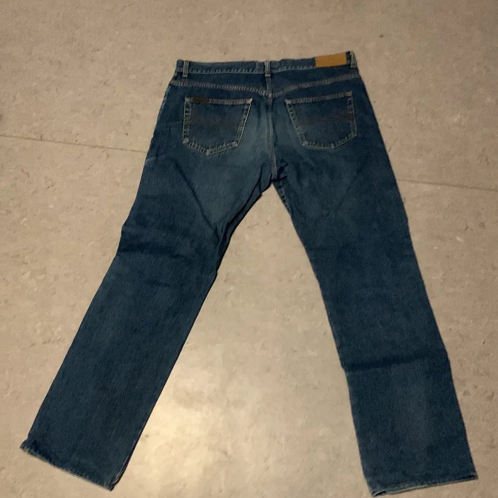 Jeans från gant, Superbra kvalite och knappt använda. Storlek 36/36 och perfekt för oversize för en kortare person. Säljes pga inte passar mig nå mer! Skriv om det är något du undrar om!. Jeans & Byxor.