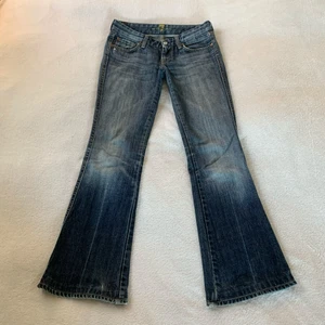 Lågmidjade jeans - Så fina lågmidjade utsvängda jeans! Tyvärr för små och korta för mig som är 173 cm, dom är i stl 25 och innerbenslängden är ca 73 cm och midjemåttet ca 72 cm 💘