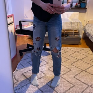 Low waist jeans - Jätte bekväma jeans med hål i. Snygg design och Low waist. En bra längd och passform💙💙 original pris 550 sek. Passar bra på mig som har stl 32 elr 34 ofta på jeans, och är 160cm lång❤️