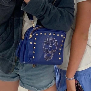  Zadig liknande väska med nitar  - Skitcool väska med nitar både fram och bak!! Väl använd, därav slitningar och en trasig blixtkedja (bild 2). Köpt här på  Plick, har inget märke i väskan!! Justerbara band, kontakta för fler bilder. HÖGSTA BUD 410