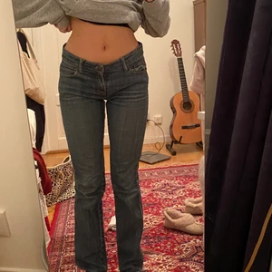 Lågmidjade jeans - Vintage lågmidjade jeans! Som ni ser så är de en aning stora på mig som brukar ha 23-25 i midjan