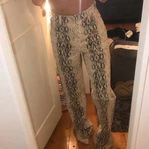 Zara byxor använda 1 gång!! - Säljer mina orm byxor från zara som är använda en gång!! Har bara blivit att de hamnat i garderoben. ❤️‍🔥