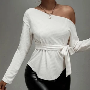 Tröja - Vitt tröja (s) säljer den för 100kr. Har inte använt den. Passar perfekt till utgång💕