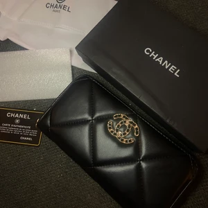Chanel 19 plånbok  - Chanel 19 inspirerand plånbok, allt på bilden ingår så som dust bag, låda och kort.
