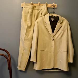 Kostymset med kavaj och byxa  - Beige kostymset, högmidjade byxor och kavaj med rak passform. Båda stl 36, byxorna skulle jag klassa som XS-S, kavajen passar XS-M, oversize fit. Köparen står för fraktkostnad, kan mötas i centrala Borås.