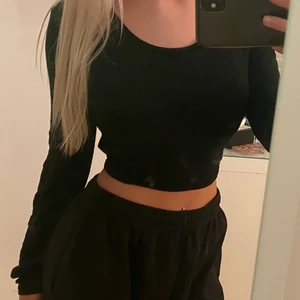 Svart topp XS - Svart topp med knytning bak, strl. XS 💖