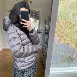 Colmar jacka - ⚠️OBS!! Inte fläckar på jackan, spegeln som har fläckar⚠️ Skit snygg jacka från Colmar. Köptes på Johnells.se. Originalpris: 4999kr. Inga defekter! Skick 9/10. Jag är 165 cm lång och brukar bära S i jackor. Funkar bra till vintern! Frakten är spårbar!!