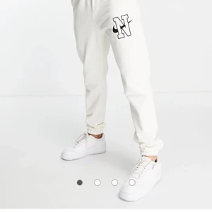 Nike – Vita mjukisbyxor - strl S - Byxorna är använda ett fåtal gånger och är fortfarande i nyskick. Säljer då de är lite korta för mig (är 1,78 och gillar långa byxor). Priset går att diskutera vid snabb affär