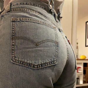 Levi’s hängselbyxor  - Jättefina Levi’s jeans hängselbyxor. Modell ”90s baggy overalls”. Storlek M (då är den snyggt baggy) jag är strl L och den sitter perfekt om man vill ha hängselbyxorna lite tajtare. Helt oanvänd och prislappen sitter kvar. Jeanstyget är mjukt och den sitter väldigt fint på!  Pris: 450:- (nypris 1499:-)