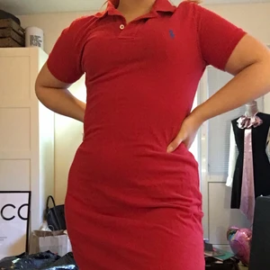 Ralph lauren - Äkta Ralph Lauren klänning! Supersnygg! Går nästan ner till knäna (jag är 163cm). Säljer denna pga den inte längre kommer till användning. Skriv för fler bilder❤️