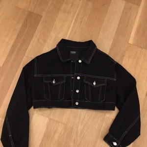 Svart jeansjacka  - Rosalía x Pull & Bear, storlek 42 och croppad, blir oversized for S/M