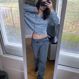 Stickad hoodie - Ljusgrå stickad hoodie! Sjukt snygg men kommer inte till användning. Aldrig använd. Skick 10/10. Jag är 165 cm och brukar bära Xs/s. Skriv pm vid frågor 💕