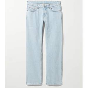 Säljer dessa super fina lågmidjade Jeansen från Weekday. Köpte dem av en Anna säljare på Plick men säljer pga att dem är flr korta. Uppsprättade nertill vilket är skit snyggt.🖤 Kom privat om du är intresserad!🤍