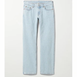 Weekday Arrow - Säljer dessa super fina lågmidjade Jeansen från Weekday. Köpte dem av en Anna säljare på Plick men säljer pga att dem är flr korta. Uppsprättade nertill vilket är skit snyggt.🖤 Kom privat om du är intresserad!🤍