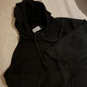 Svart hoodie från Zara i storlek S. Den är i bra skick!😍 Vid intresse/frågor, skriv gärna!💕💕